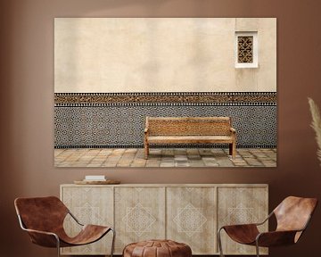 Meditativer Innenhof mit Mosaikwand von Alexander Baumann