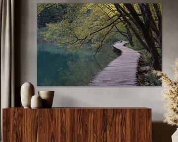 Un chemin de planches en bois dans le parc national des lacs de Plitvice sur Anges van der Logt