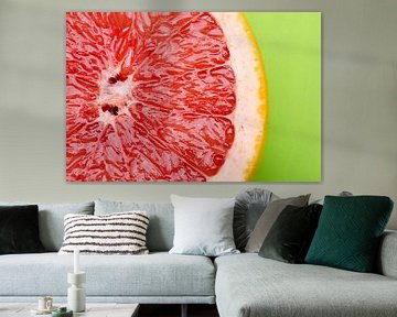 Grapefruithälfte auf grünem Grund von Alexander Baumann