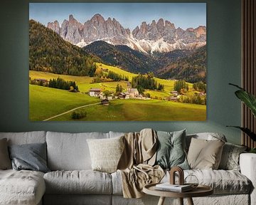 Het kerkje Santa Maddalena in Val di Funes tegen het Odle gebergte