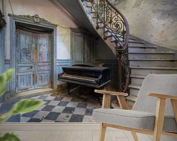 De verlaten piano en de trap van Truus Nijland