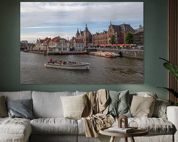 Blick auf den Hauptbahnhof mit Restaurant am Wasser von Joost Adriaanse