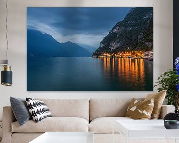 Der Gardasee am Ende des bewölkten Abends