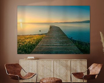 Houten pier aan het Trasimenomeer en een zwaan bij zonsondergang, Umbrië van Stefano Orazzini
