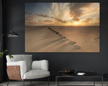 Pfosten im Sand bei Hollum - Sonnenuntergang auf Ameland