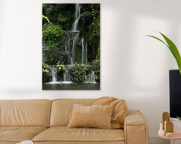 où l'eau coule d'une cascade