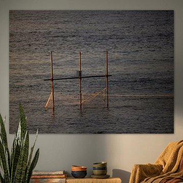 lorsque le soir tombe et que l'eau est déserte, les filets continuent d'attraper des poissons sur femke aarden