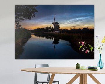 Nuages nocturnes lumineux au-dessus d'un moulin à vent dans le polder sur Theo van Veenendaal