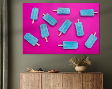 Blauwe ijslolly's op roze van Alexander Baumann