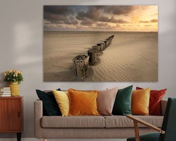 Riffeln im Sand bei Hollum - Holzpfähle am Strand von Ameland