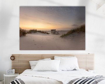 Surfclub op het strand van Nes – Zonsondergang tussen de duinen van Ameland van KB Design & Photography (Karen Brouwer)