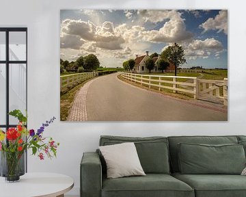 Waarhuis bei Aduarderzijl - Schleusenwärterhaus unter einem niederländischen Wolkenhimmel