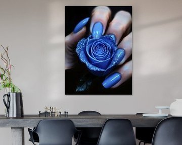 Glitzernde Blaue Rose mit Passenden Nägeln in Nahaufnahme