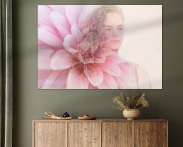 My inner blossom (adaptation romantique d'un dahlia et d'un portrait de jeune femme) sur Birgitte Bergman