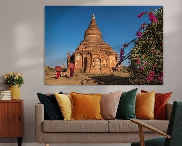 Deux moines et un temple bouddhiste à Bagan, Myanmar