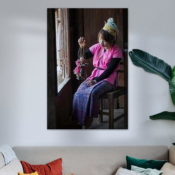 Junges Mädchen vom Stamm der Kayan mit einer Holzpuppe