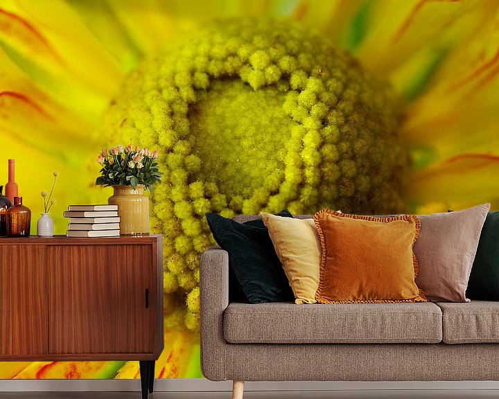 Sfeerimpressie behang: Gele bloem, Macrofotografie van Watze D. de Haan