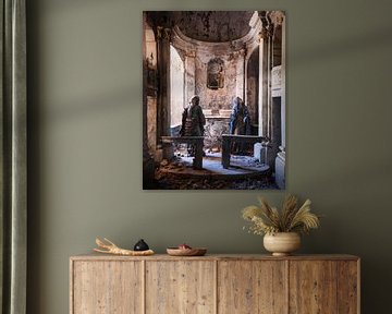 Verlaten Kapel met Beelden. van Roman Robroek - Foto's van Verlaten Gebouwen