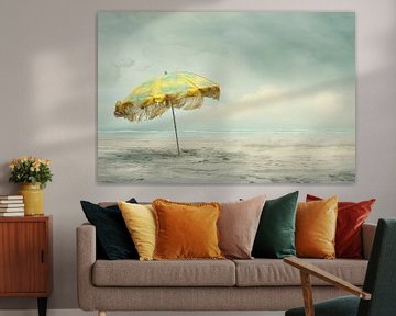 Traumstrand in Pastell - Gelber Sonnenschirm am Meer von BowiScapes Abstrakt und digitale Kunst