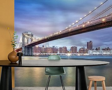 Die Brooklyn Bridge in NYC in der Abenddämmerung