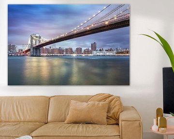 De Brooklyn Bridge in NYC bij schemering van Heiko Meier