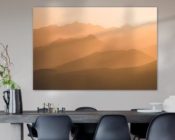 Vielschichtige Berglandschaft bei Sonnenuntergang