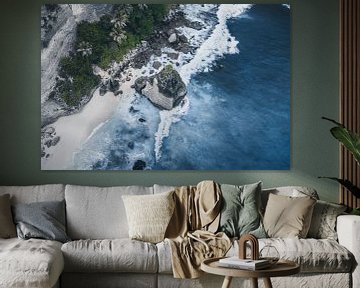 Tropische kustlijn met rotsformatie en branding van Dylan Shu Photography
