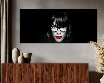 Portret van een vrouw met bril en felrode lippen