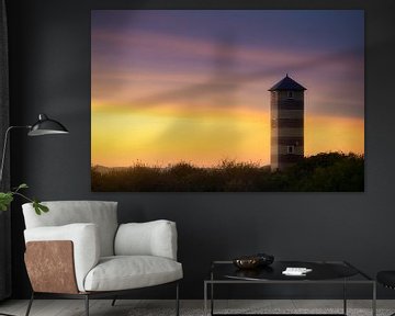 Vuurtoren Kaapduinen Laag onder kleurrijke lucht van Thom Brouwer
