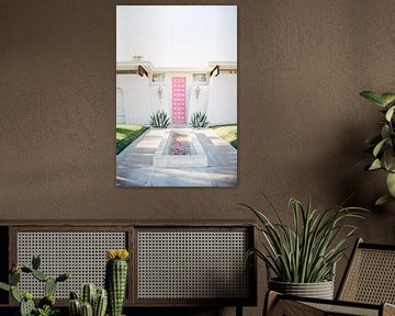 Roze Deur in Palm Springs Californië van Patrycja Polechonska
