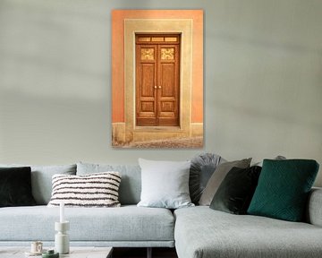 De bruine deur en de oranje muur in Barolo, italie - zomer straat en reisfotografie. van Christa Stroo fotografie