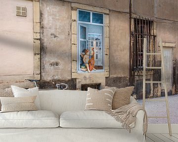 Een fiets en een engel tegen een oude Franse gevel