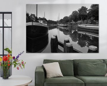 Spiegelingen in het Reitdiep 2 (zwart wit) van Iconisch Groningen