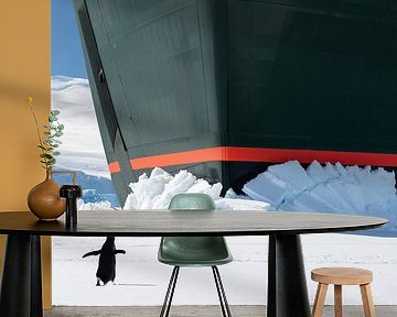 Pinguin voor Cruise Ship Boeg in Antarctica van Nancy Pauwels Photo