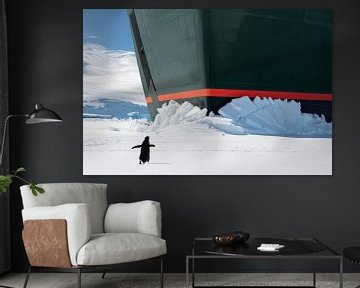 Pinguin voor Cruise Ship Boeg in Antarctica van Nancy Pauwels Photo