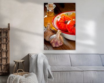 Cuisine méditerranéenne : tomates, ail et huile dorée sur Photo Art Thomas Klee