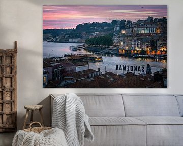 Sonnenuntergang über dem Fluss Douro in Porto
