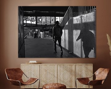Der Schattenmann am S-Bahnhof in Ost-Berlin von Silva Wischeropp