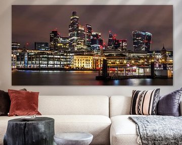Panoramisch uitzicht op de City of London bij nacht van Melanie Viola