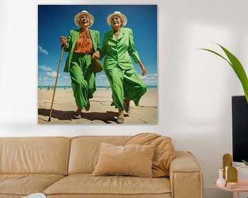 Oudere dames strandwandeling groen vrolijk zonnig van gm_designs