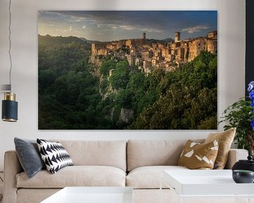 Golden Hour magie over Sorano, middeleeuws Toscaans dorp bij zonsondergang van Stefano Orazzini