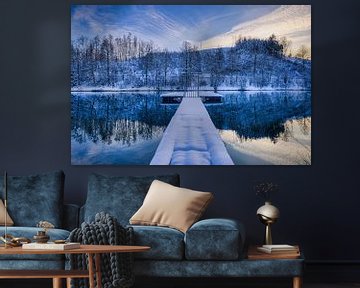Loopbrug in de sneeuw Aggertalsperre van Henrys-Photography