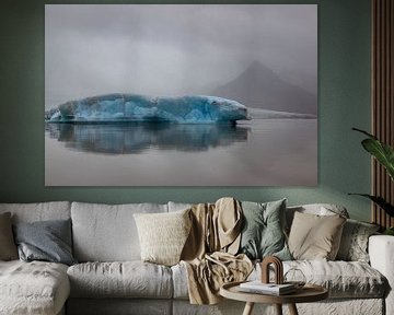 Blauwe ijsschots in het mistige IJsland van Mark Sluijmers