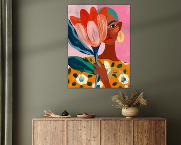 Kleurrijk portret van vrouw met grote bloem en expressieve blik van But First Framing