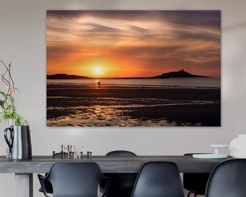 Romantische zonsondergang aan het strand van Bretagne van Rob IJsselstein