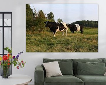 Wachtend op de boer – twee koeien in zwart-wit van Masterpiece Living