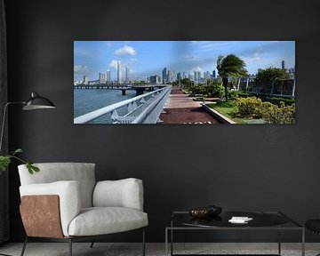 Die Promenade Cinta Costera an einem Sommermorgen