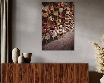 Bunte Körbe und Taschen auf dem Souk