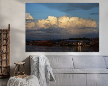 Wolken boven een vissersdorp in Klias Peninsula van Minimalistiche reisfotografie by.Rieneke