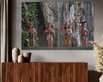 Rangée de sculptures dans les grottes de Batu, Kuala Lumpur sur Minimalistic Travel Photography by.Rieneke